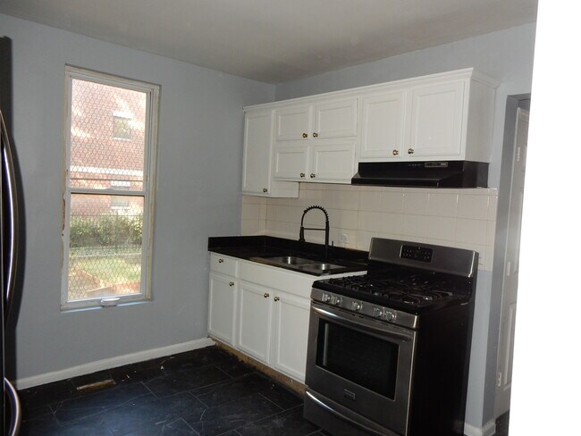 Building Photo - 6036 S Green St