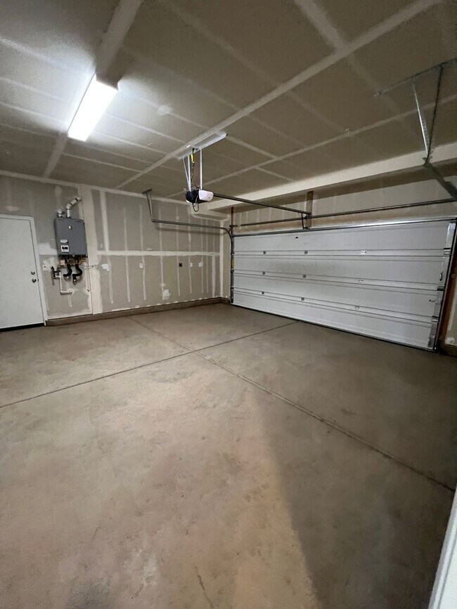 Building Photo - Beautiful 3 Bedroom Enclave at Folsom Ranch Home!