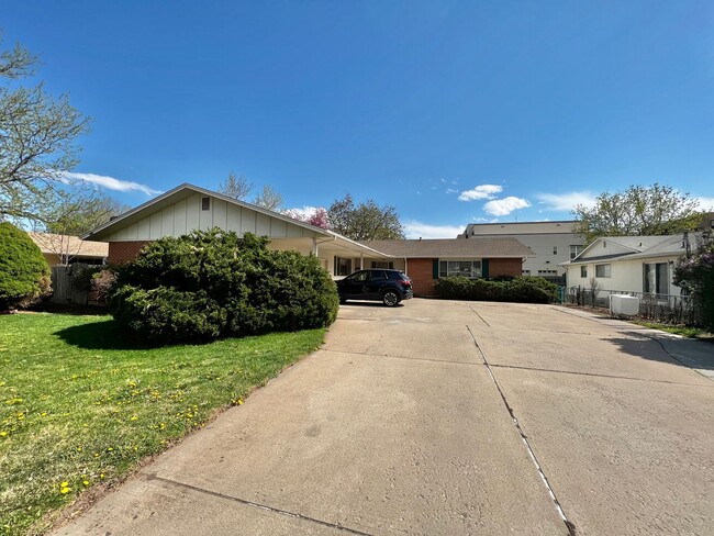 Primary Photo - 3 bedroom 1.5 Bathroom Duplex Available Now!