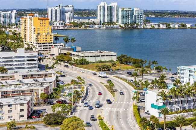 Building Photo - 7601 E Treasure Dr