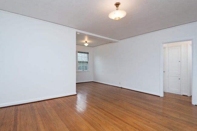 Building Photo - 5600 NE Sandycrest Terrace