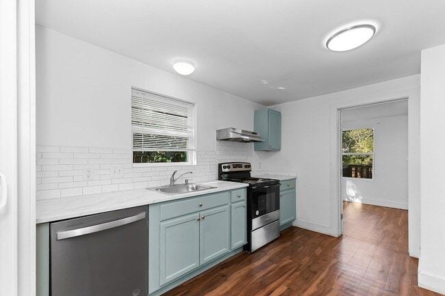 Building Photo - 204 Lessin Ln