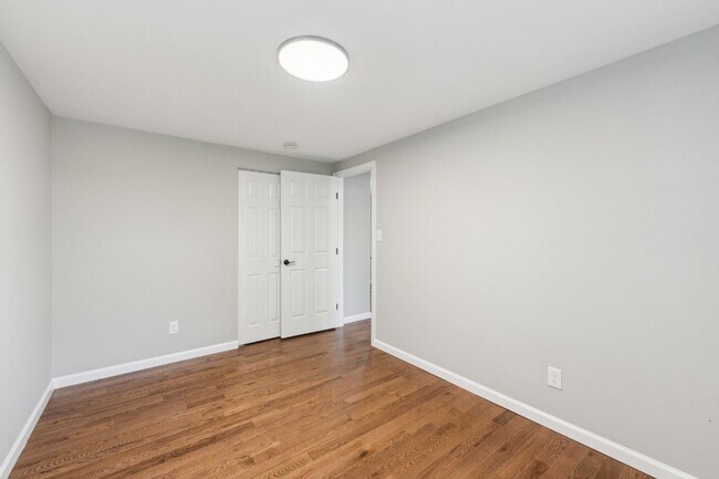 Building Photo - Charming 3 Bed 2.5 Bath Interior Townhome ...