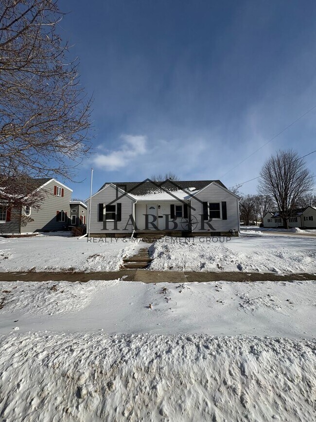 Building Photo - 1/2 Off first full month of rent!