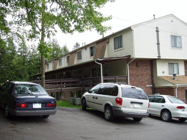 Building Photo - Maple Court Apartments