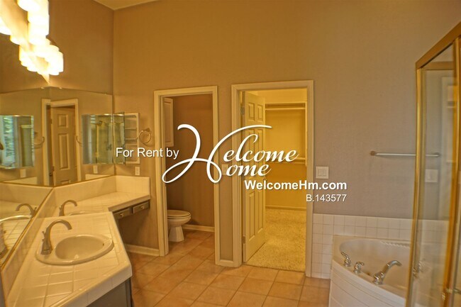 Building Photo - 4742 Village Green Pkwy