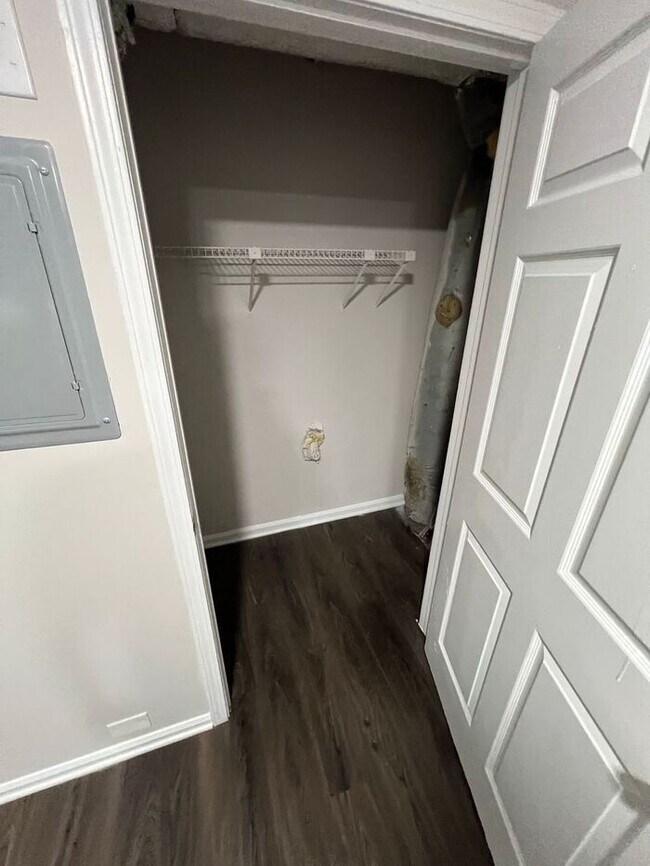 Building Photo - READY NOW!!! Amazing 2 Bedroom 1.5 bathroom Townhome !