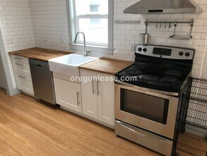 Building Photo - 3 Bedroom 2 bath home Whiteaker home near parks