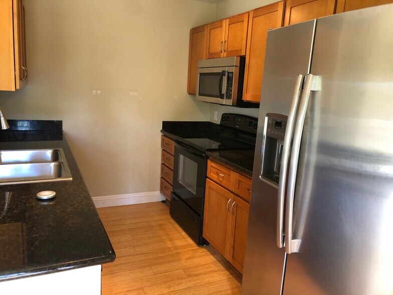 Building Photo - 140 Uwapo Rd