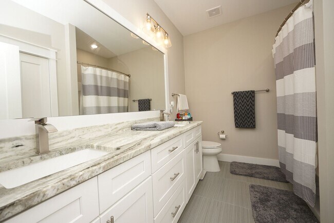 Building Photo - Newer Townhome Conveniently Located Near E...