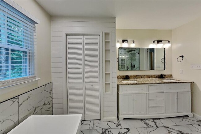 Building Photo - 3829 Bluffview Dr