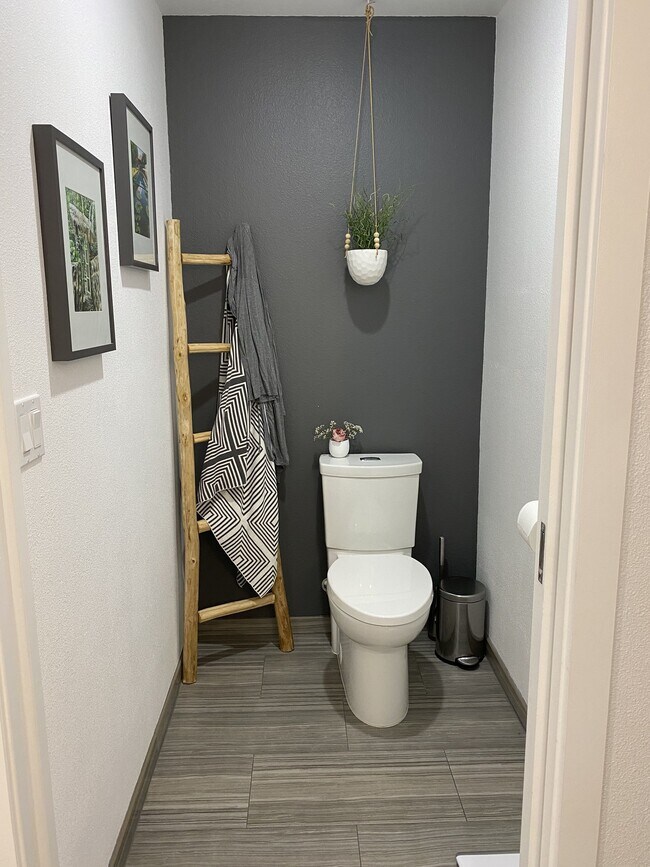 Building Photo - 877 Island Ave