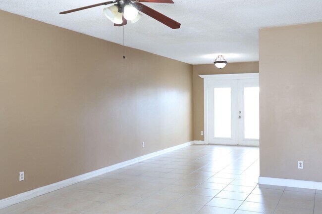 Building Photo - 2303 Seaside Dr