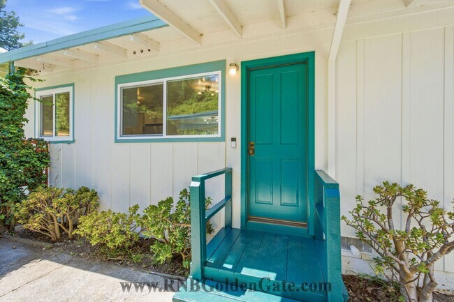 Building Photo - Newly Remodeled 3 Bedroom Home With Gorgeous Views For Rent!