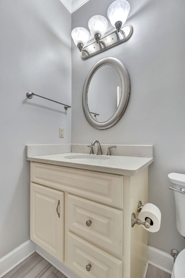 Building Photo - 2-Bed, 2-Bath Condo in the Heart of Green ...