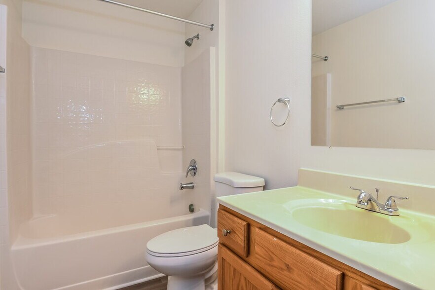 Building Photo - 2406 Foxhollow Rd