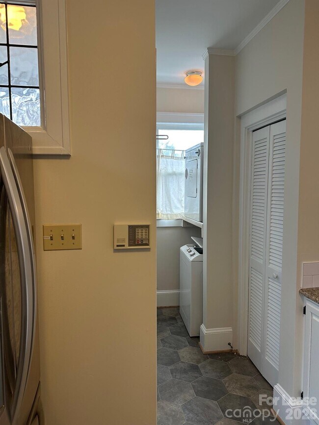 Building Photo - 407 W 9th St