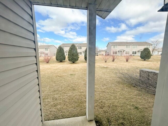 Building Photo - Townhome in Quiet NW Rochester Neighborhood!