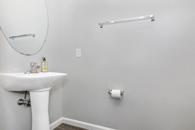 Building Photo - Twin Arch