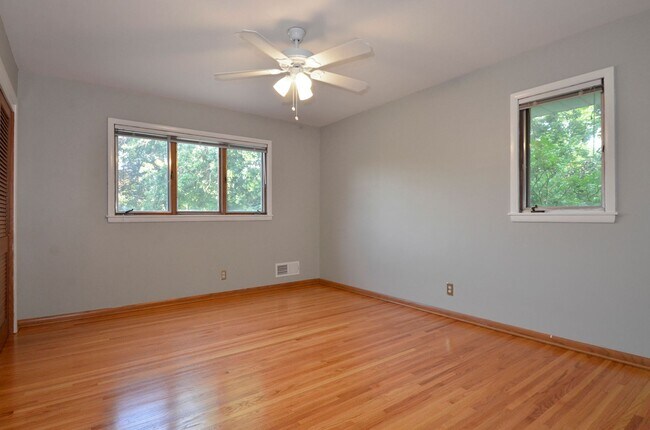 Building Photo - Spacious 5-Bed 3-Bath Home in Edina - Available Now!