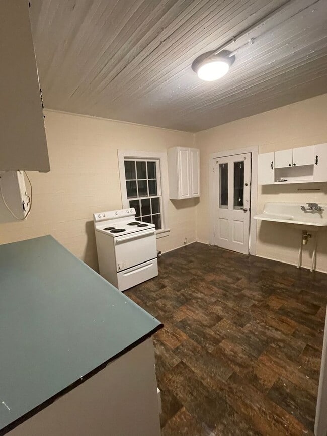 Building Photo - 2 Bedrooms- 1 Bathroom- Apartment in Lindale!