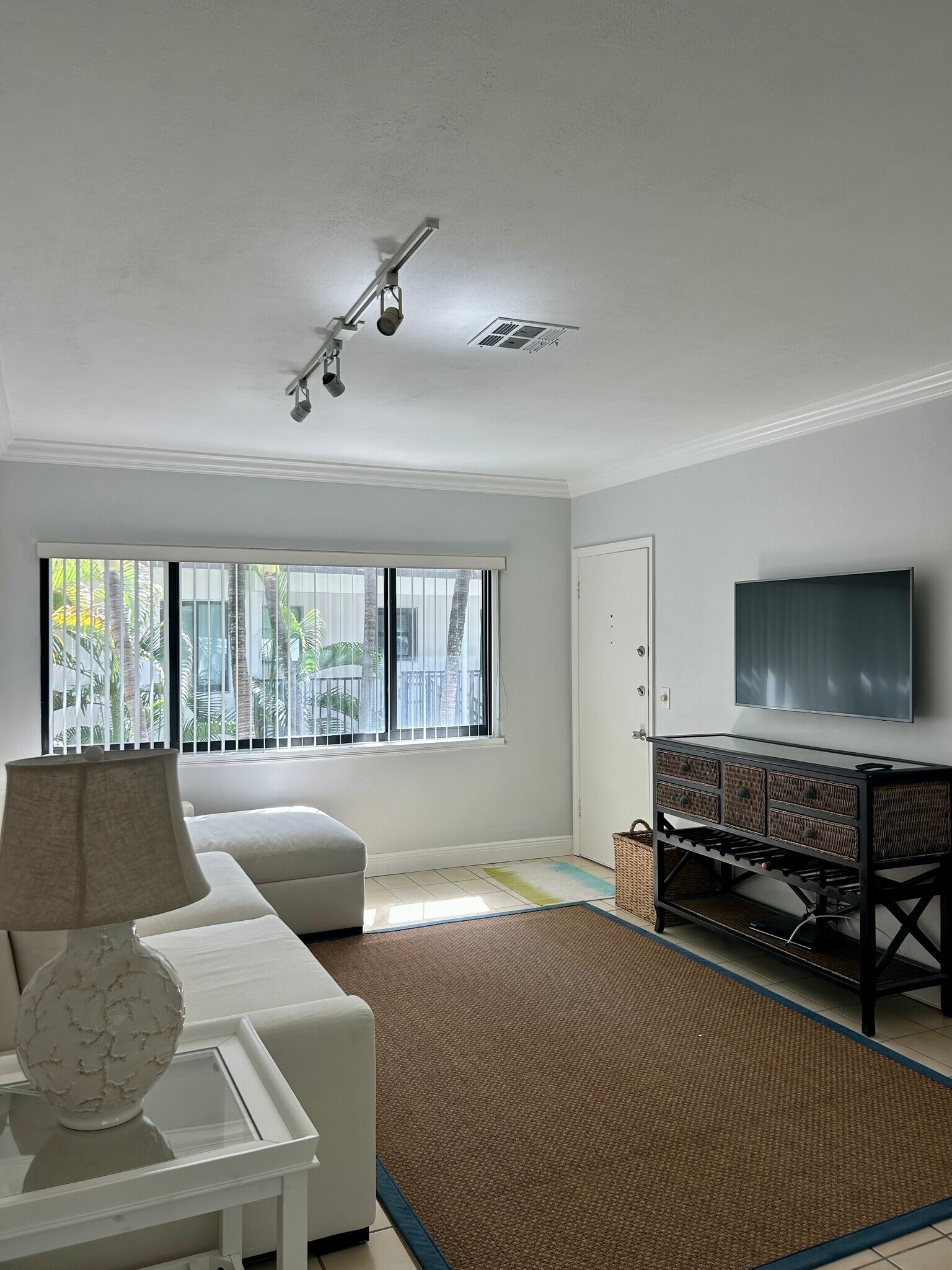 Building Photo - 122 Peruvian Ave