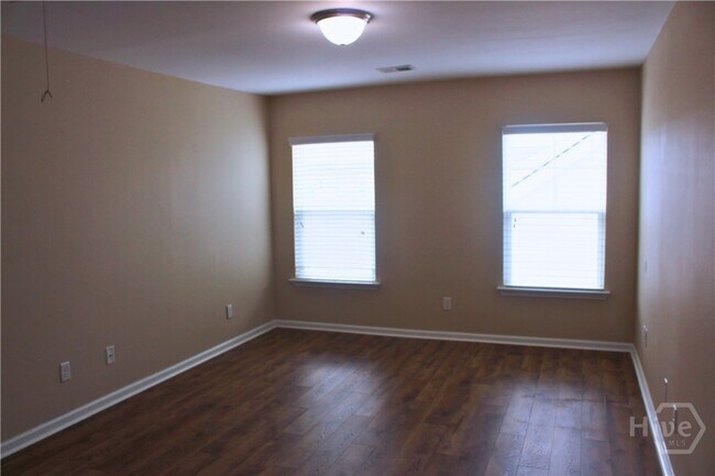Building Photo - 216 Lake Pointe Dr