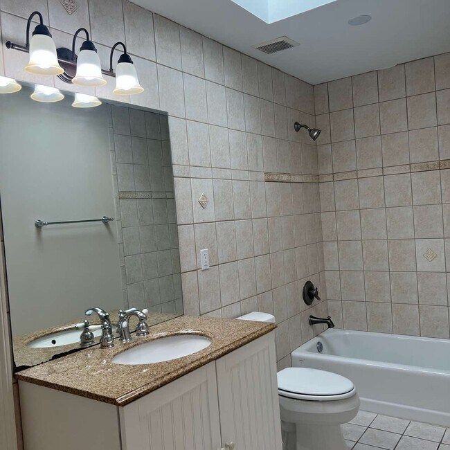 Building Photo - 110 Parkside Dr