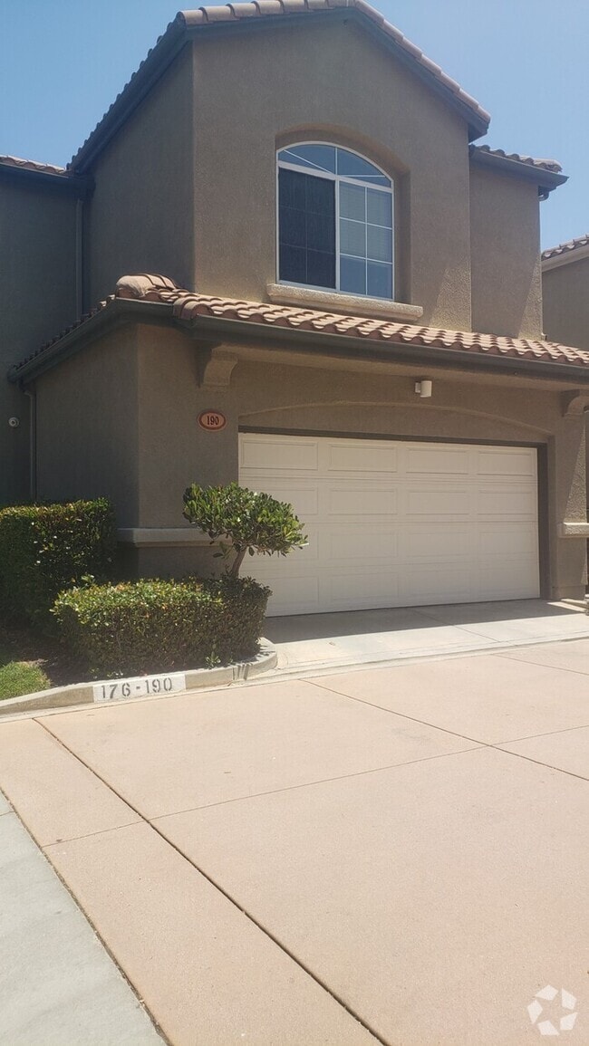 Building Photo - Welcome to this stunning 3-bedroom, 2.5-ba...