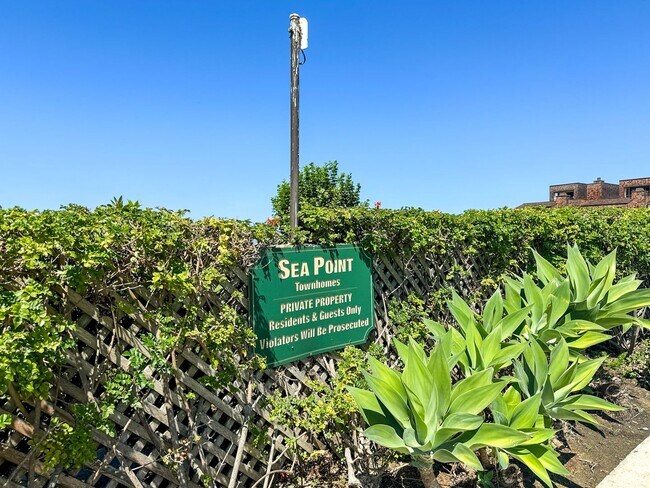 Building Photo - Luxurious Coastal Living: Fully Remodeled 3-Bed, 3.5-Bath with Ocean Views in Sea Point