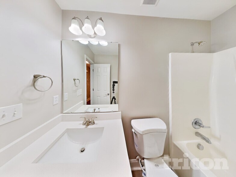 Building Photo - 130 Atherton Dr