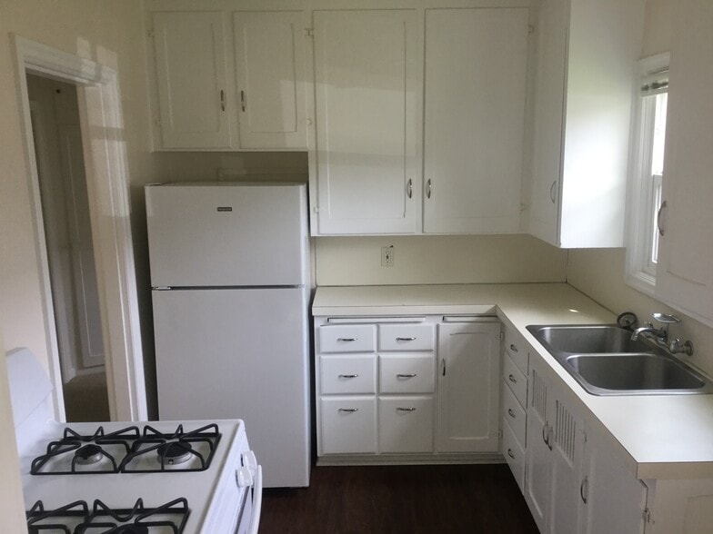 Building Photo - 212 S Center St