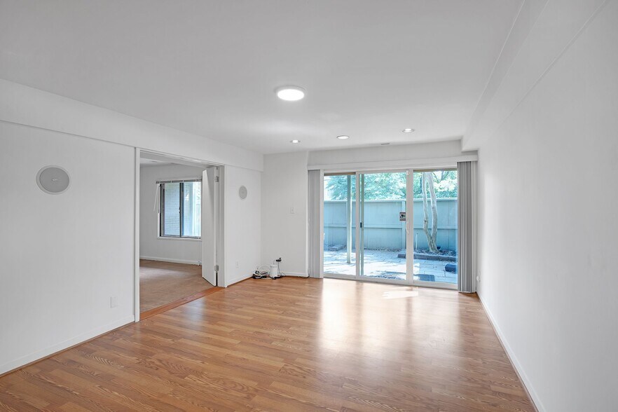 private entrance - 5224 Pooks Hill Rd