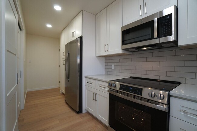 Building Photo - 2905 Mesa Rd