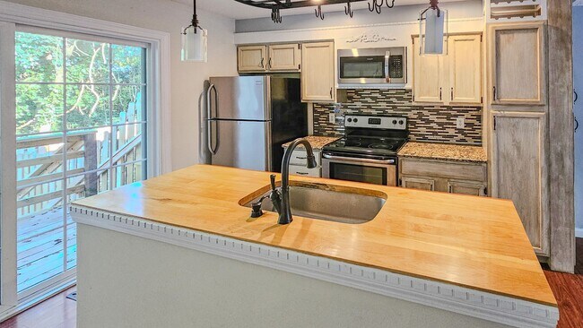 Building Photo - West Knoxville 37923 - 2 bedroom, 1.5 bath condo with hardwood floors - Contact Ryan Fogarty (865...