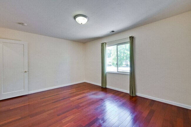 Building Photo - Large single family 4 Bed, 2 1/2 Bath Home...