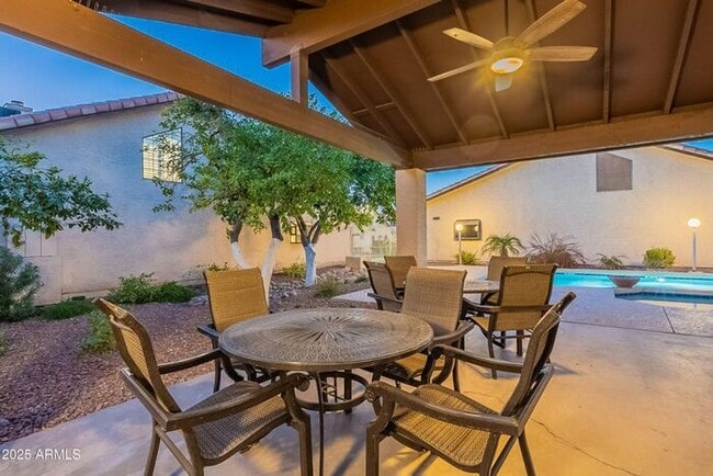 Building Photo - 3-bedroom townhome in great central Phoeni...