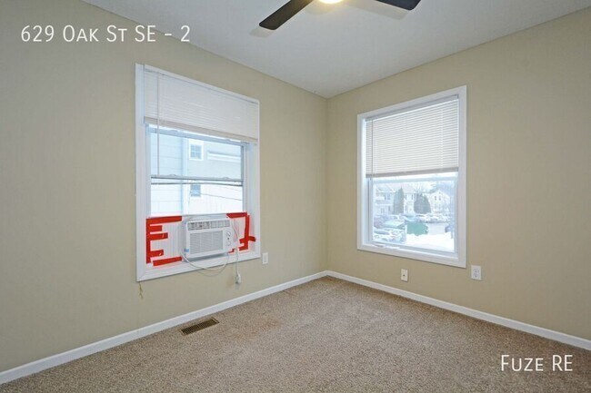 Building Photo - 629 SE Oak St