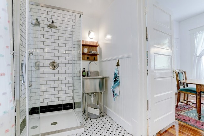 Building Photo - 1221 Sealy Ave