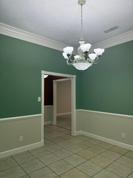 Building Photo - 2405 Tyler Ln