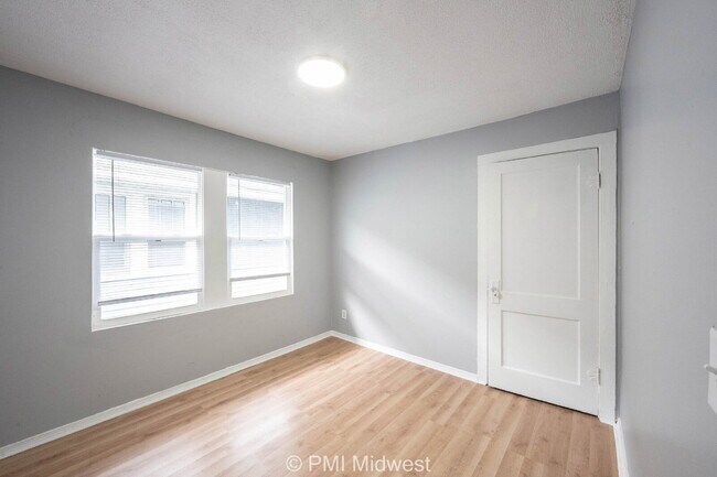 Building Photo - "Charming 3-Bedroom Duplex Retreat on North Capitol Avenue – 1,176 Sq Ft of Comfort in Indianapol...