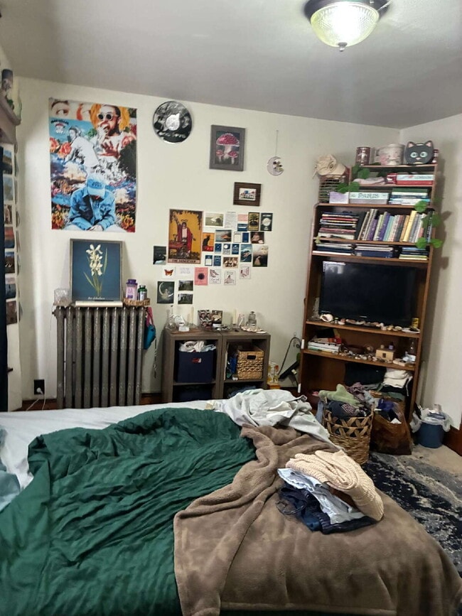 Building Photo - 4 Bedroom, 2 Bathroom Home With Views of Downtown & Fenced In Yard