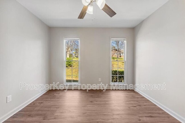 Building Photo - 4924 Roxbury Dr