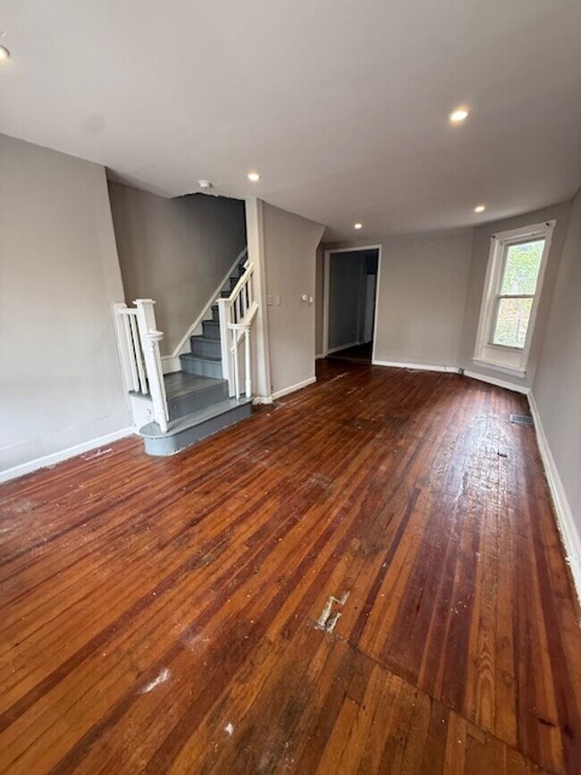 Building Photo - Charming 3-Bedroom Home with Modern Amenities - Ready for You!
