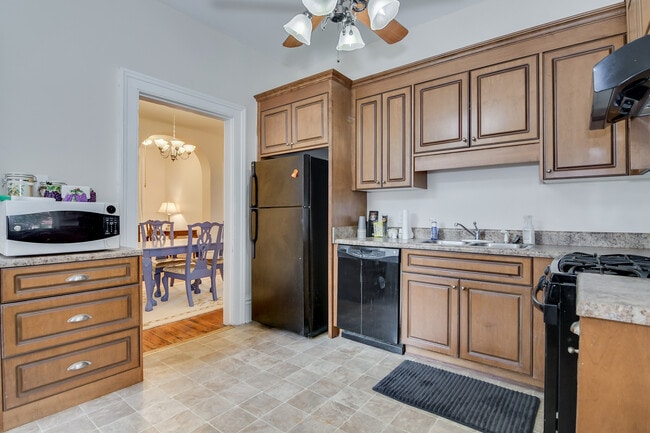 Building Photo - 629 Greene St