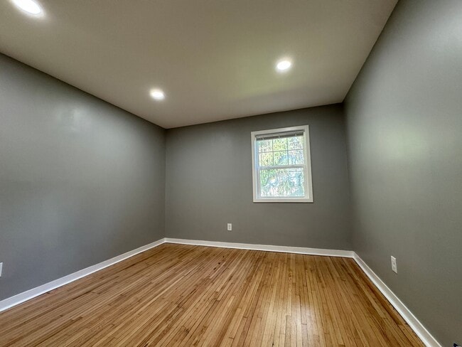 Building Photo - Beautiful 5 Bedroom 2 Bathroom Home + Den ...