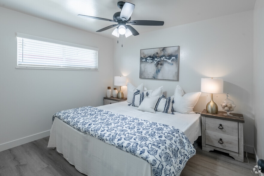 2BR, 1BA - 669SF - Bedroom 2 - 1224 W. Center St.