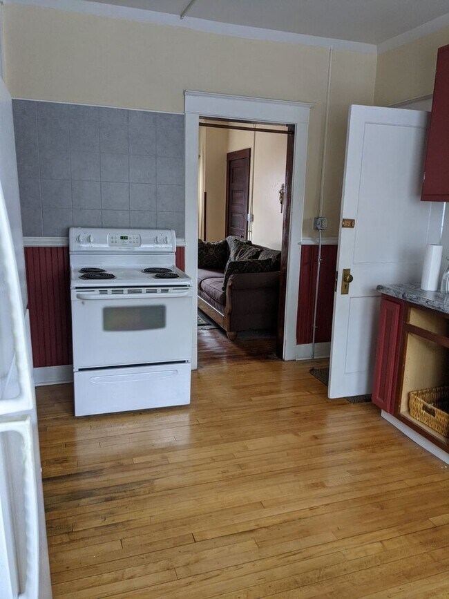 Building Photo - 612 Henrietta St