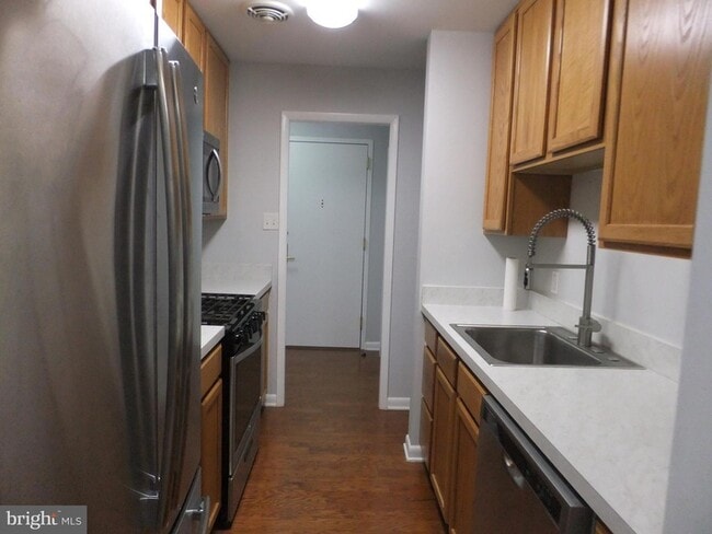 Building Photo - 1637 Oakwood Dr