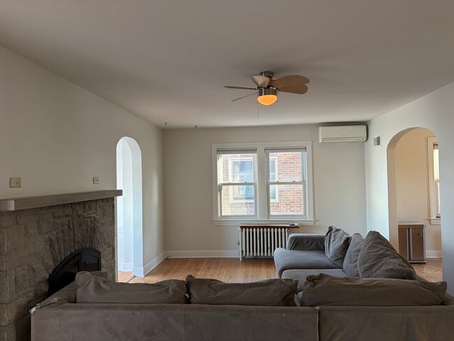 Building Photo - 934 W Shore Dr